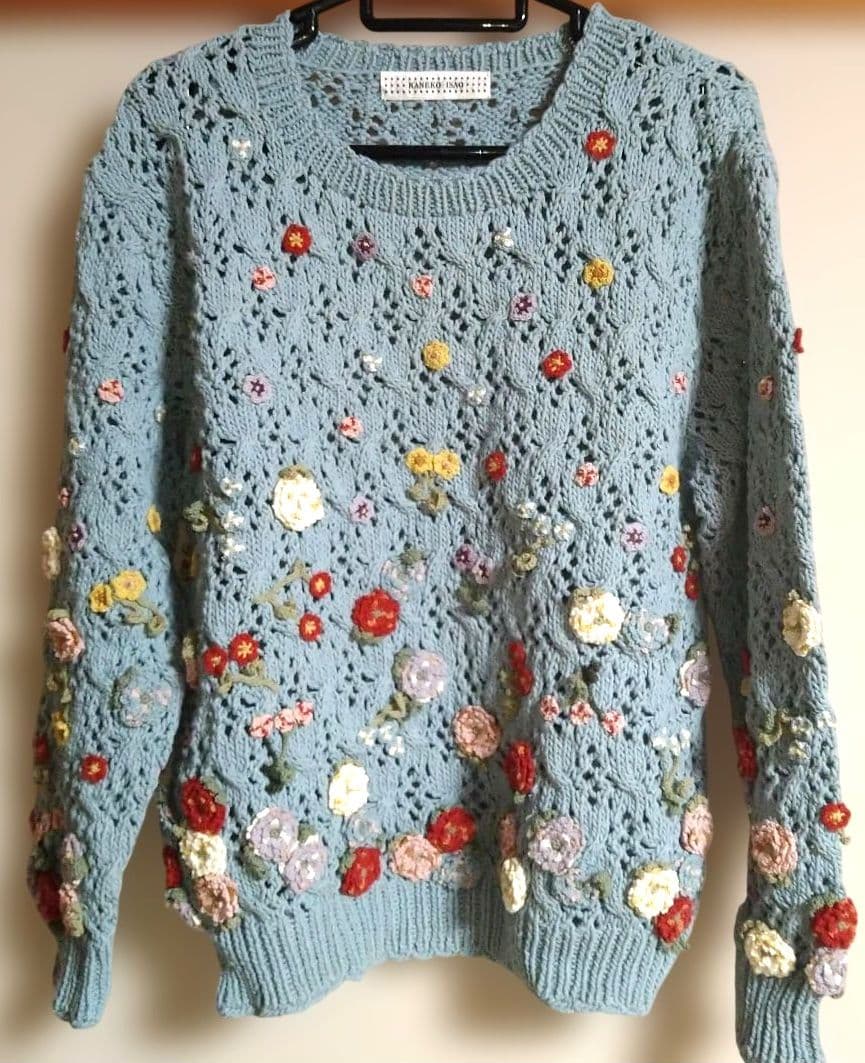 カラフル花モチーフブルーグレーニットセーター カネコイサオ