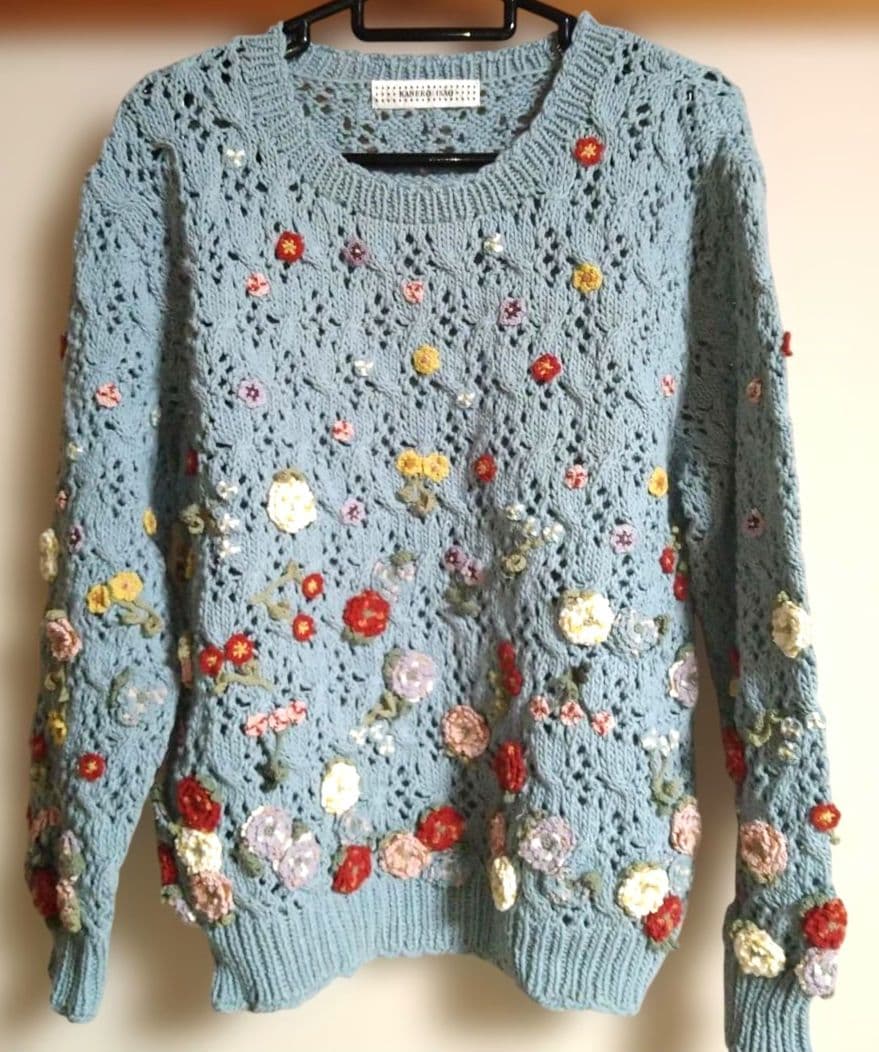 カラフル花モチーフブルーグレーニットセーター カネコイサオ