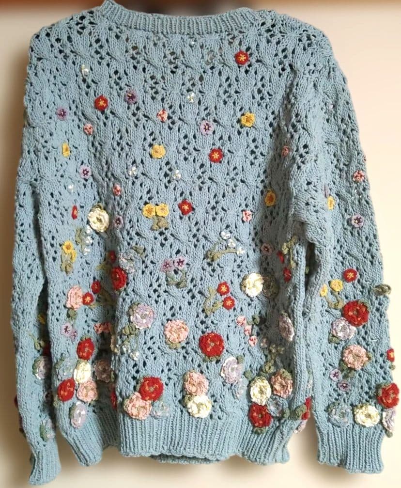 カラフル花モチーフブルーグレーニットセーター カネコイサオ