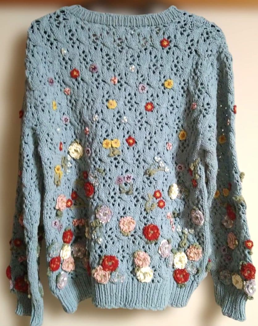 カラフル花モチーフブルーグレーニットセーター カネコイサオ