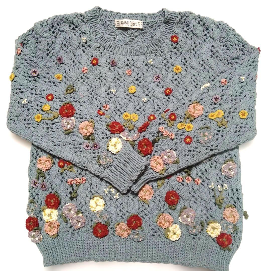 カラフル花モチーフブルーグレーニットセーター カネコイサオ