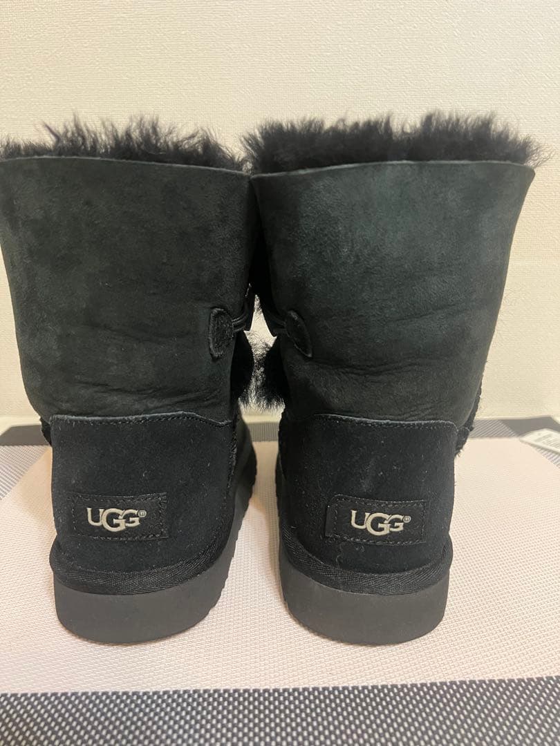 3*1様 UGG黒 スエード ボタン付き ショートブーツ