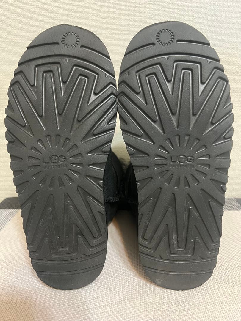 3*1様 UGG黒 スエード ボタン付き ショートブーツ