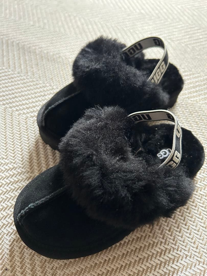 【新品　未使用】UGG ブラックファーサンダル