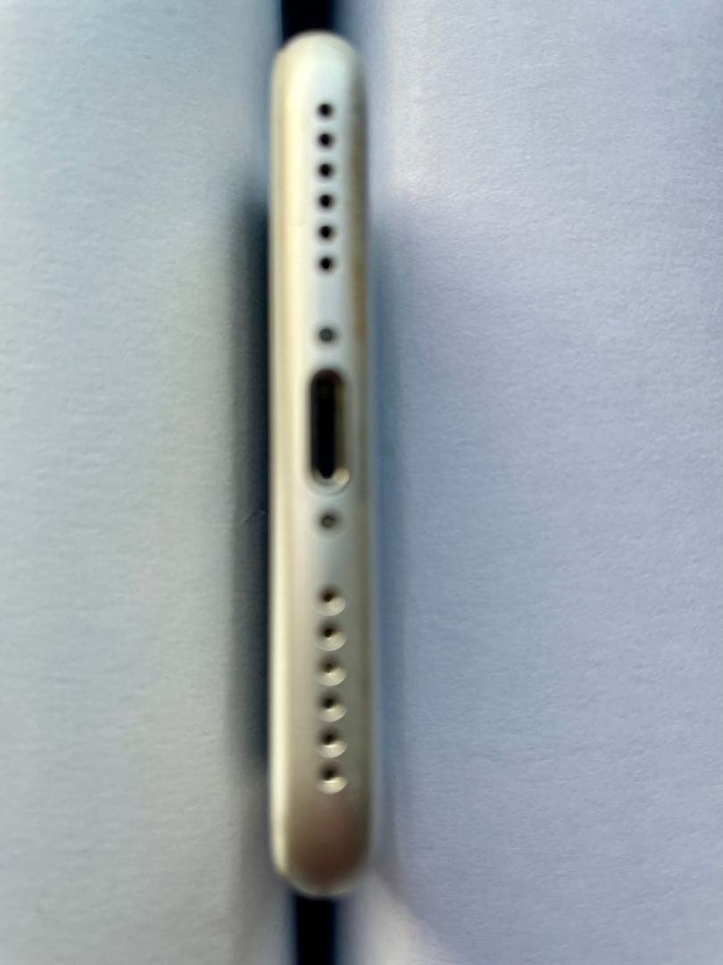 Apple iPhone 8 シルバー　simフリ－