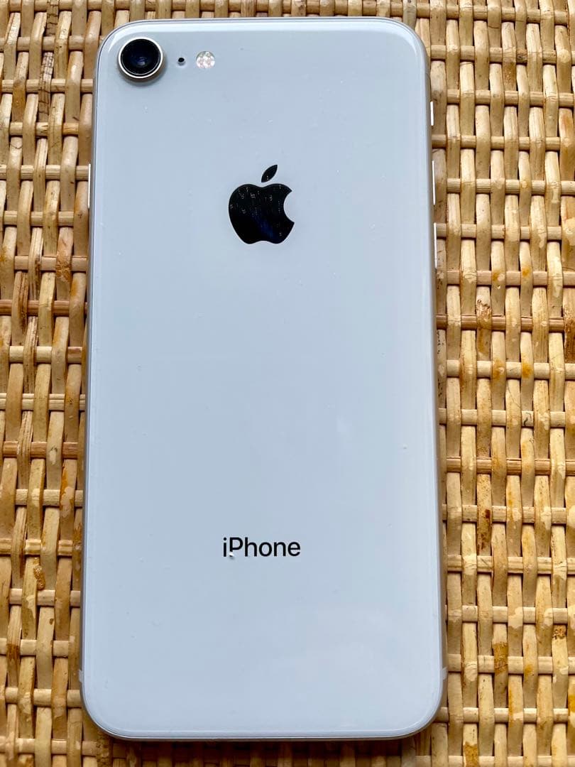 Apple iPhone 8 シルバー　simフリ－