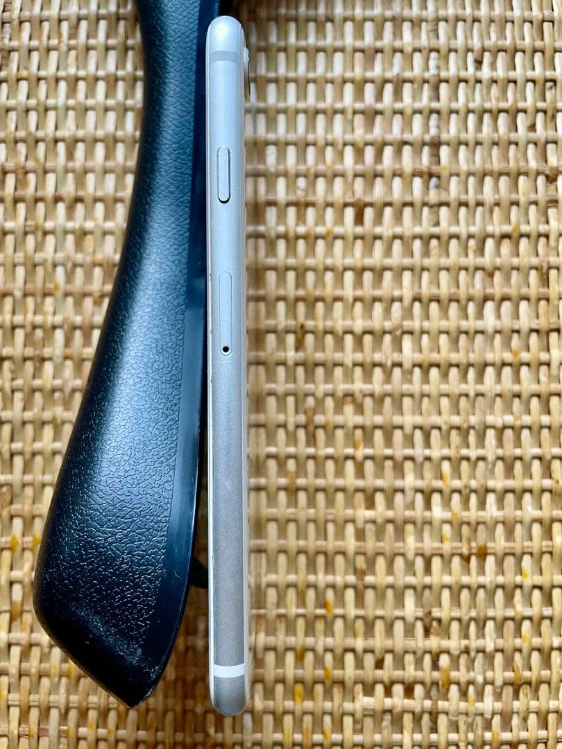 Apple iPhone 8 シルバー　simフリ－