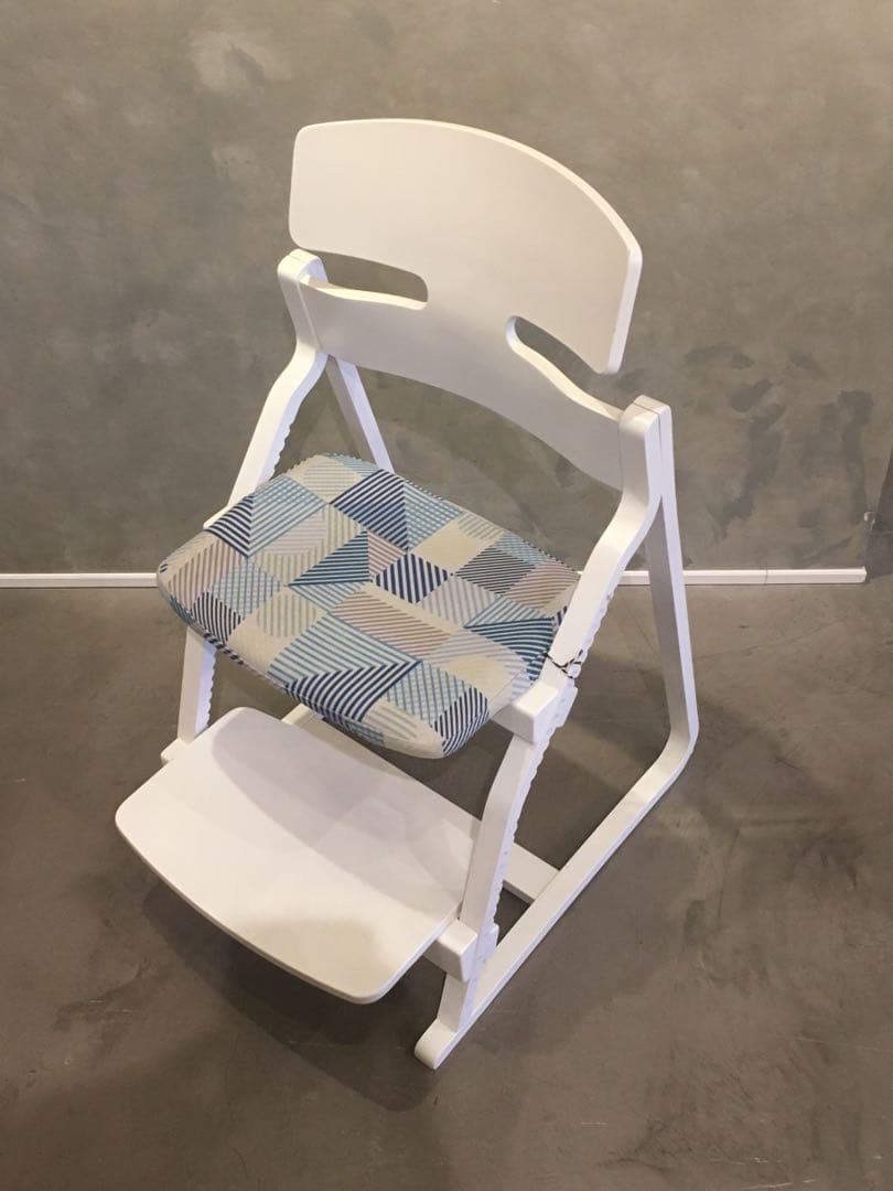 アップライトチェア　展示品「ホワイト+座面TSUMIKI」