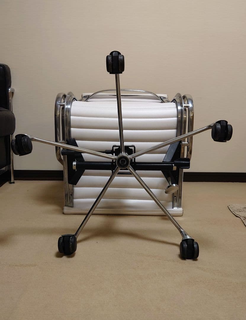 お値下げ　美品　イームズ　アルミナム ハーマンミラー　 リプロダクト