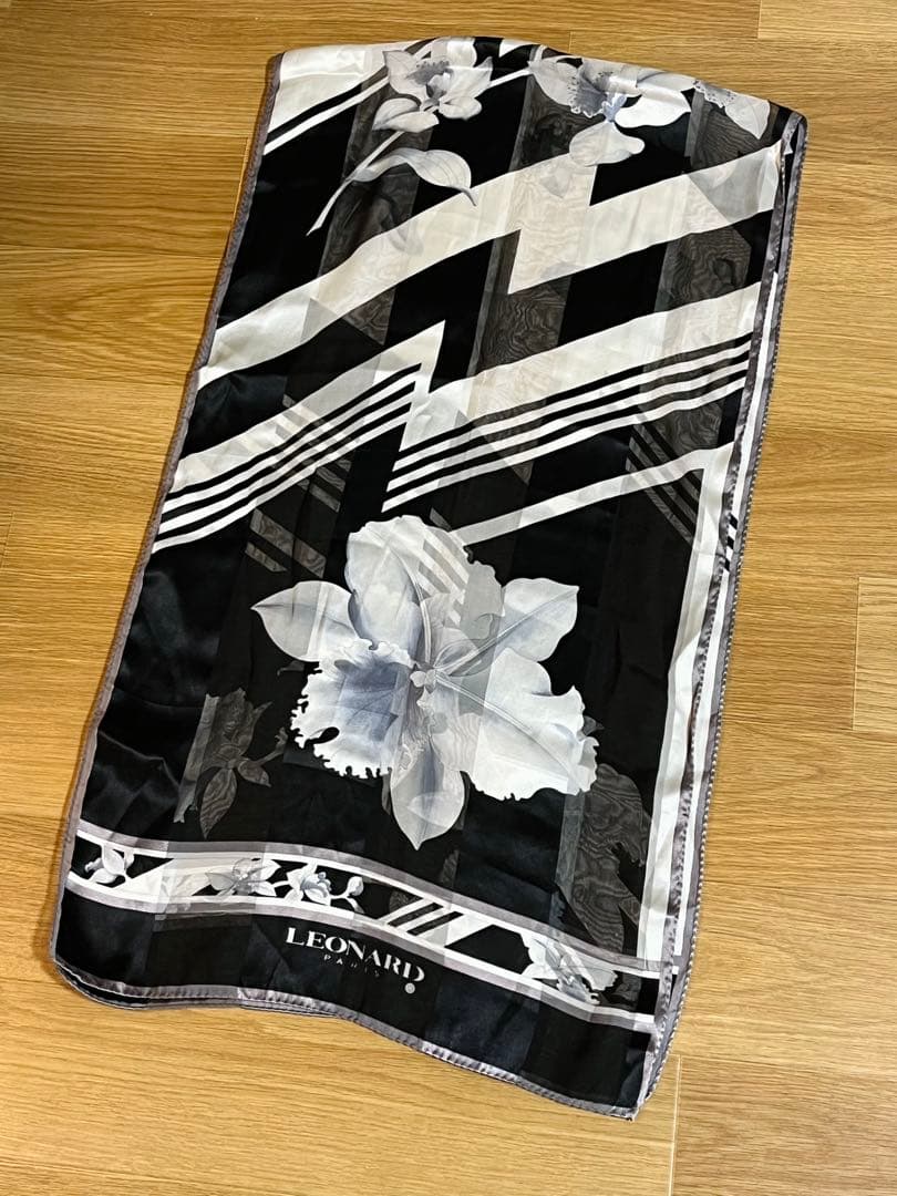 サリーLEONARD レオナール シルク花柄ストール ブラック/ホワイト