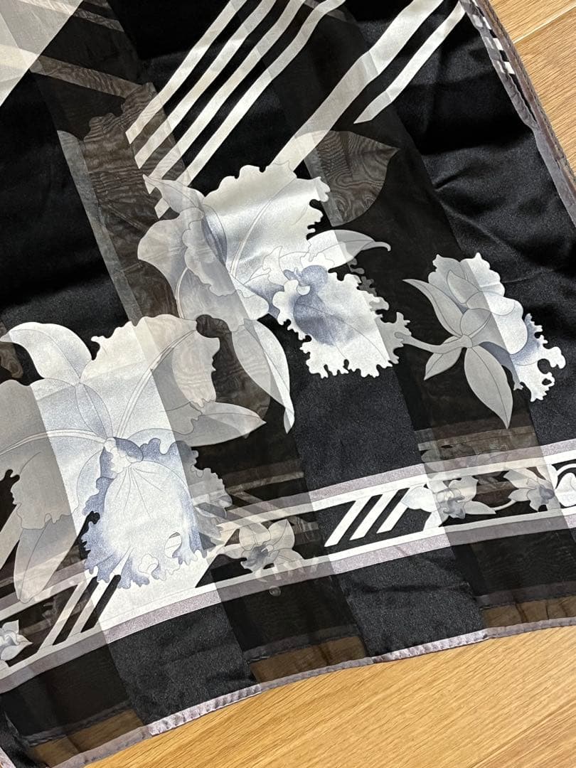 サリーLEONARD レオナール シルク花柄ストール ブラック/ホワイト