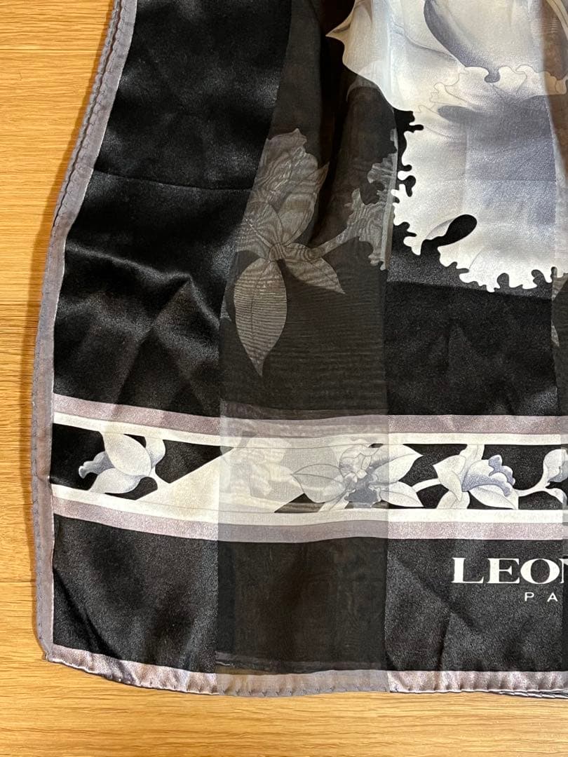 サリーLEONARD レオナール シルク花柄ストール ブラック/ホワイト