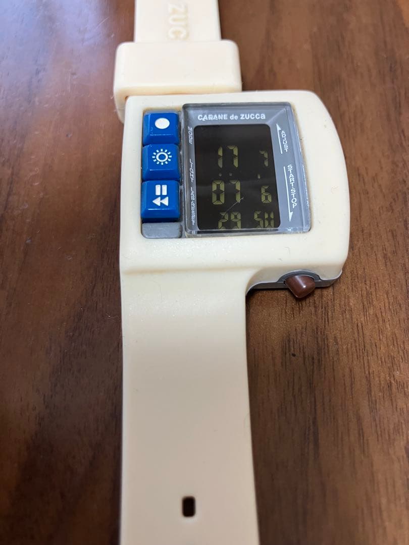 稼働品CABANE de ZUCCa デジタル腕時計 ル・ショコラ　アイボリー