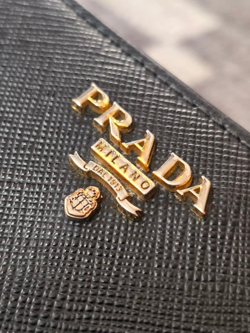 PRADA ブラックレザー 2つ折り財布