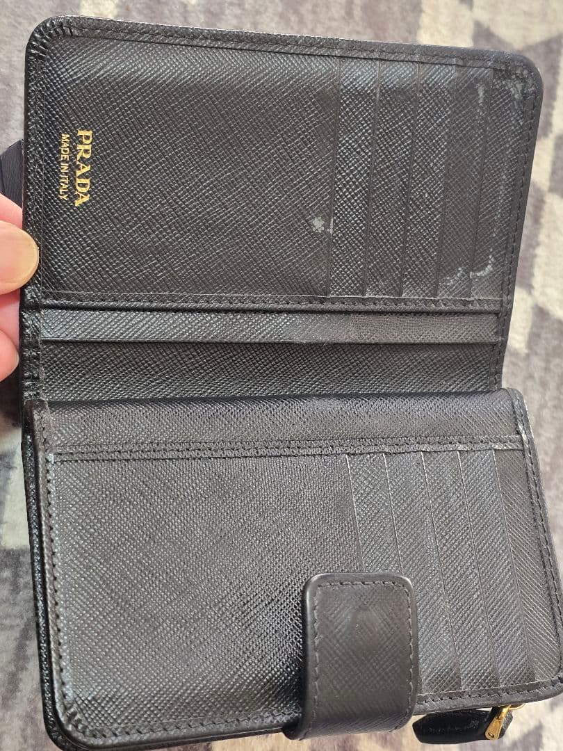 PRADA ブラックレザー 2つ折り財布