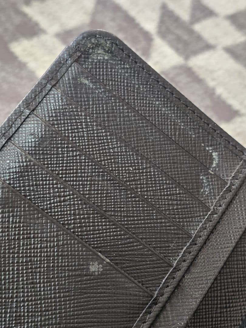 PRADA ブラックレザー 2つ折り財布