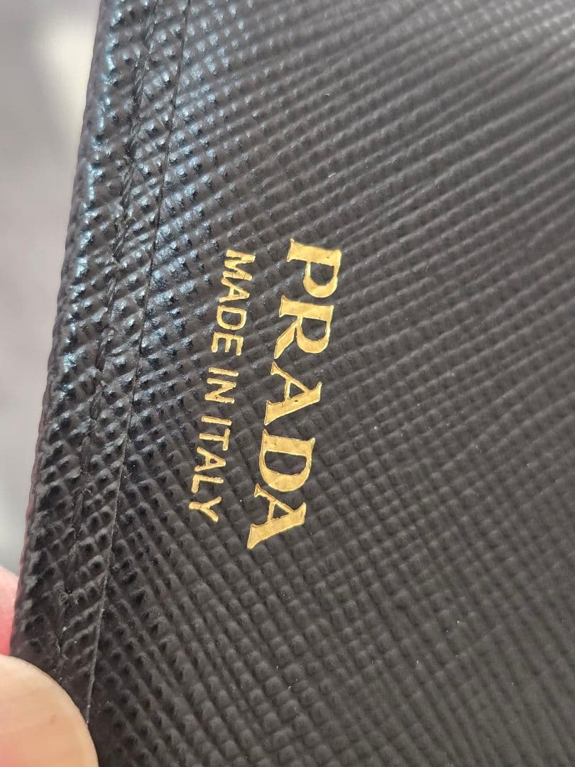 PRADA ブラックレザー 2つ折り財布