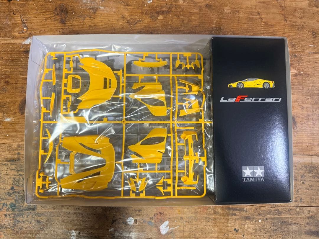 タミヤ会長直筆サイン入り　タミヤ ラフェラーリ イエローバージョン　1/24