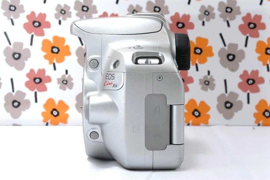 ❤Canon Kiss X9❤高性能STMレンズ❤カメラバック❤希少なシルバー❤