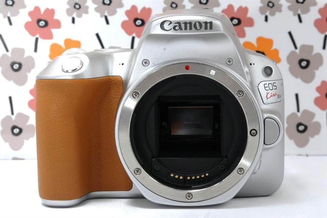 ❤Canon Kiss X9❤高性能STMレンズ❤カメラバック❤希少なシルバー❤