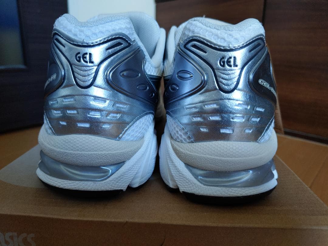 靴 ASICS GEL-KAYANO 14 WHITE/GRAPHITE GREY