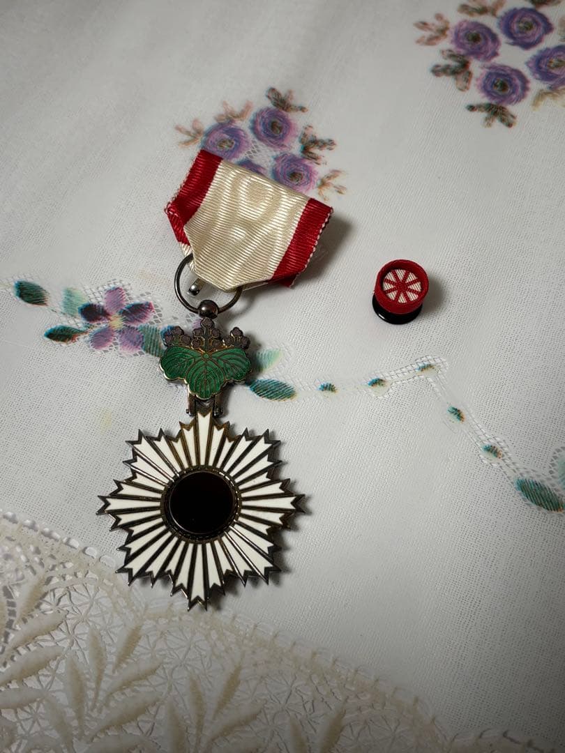 勲章 太陽デザイン 専用ケース付き