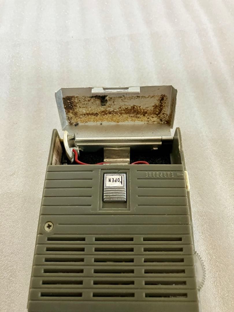 動作品　SONY TR-830ラジオ ケース付き ソニー