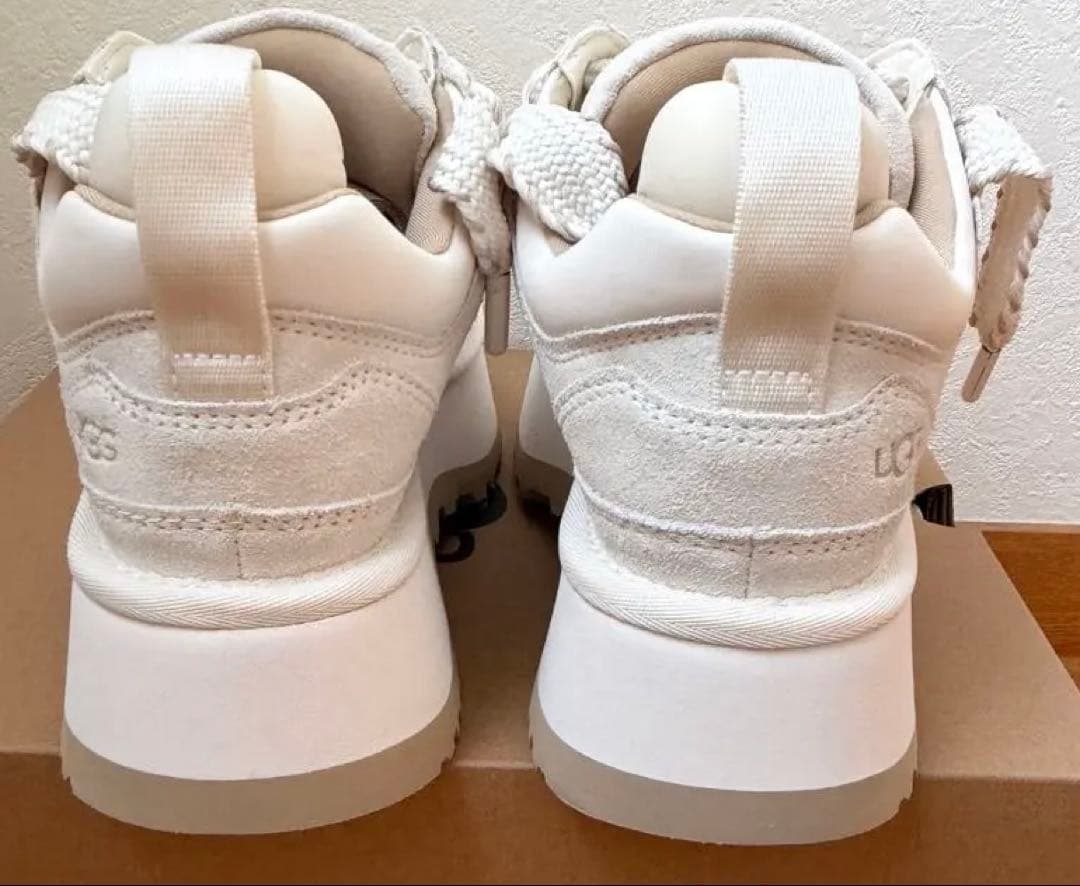 新品未使用　UGG ホワイト厚底スニーカー