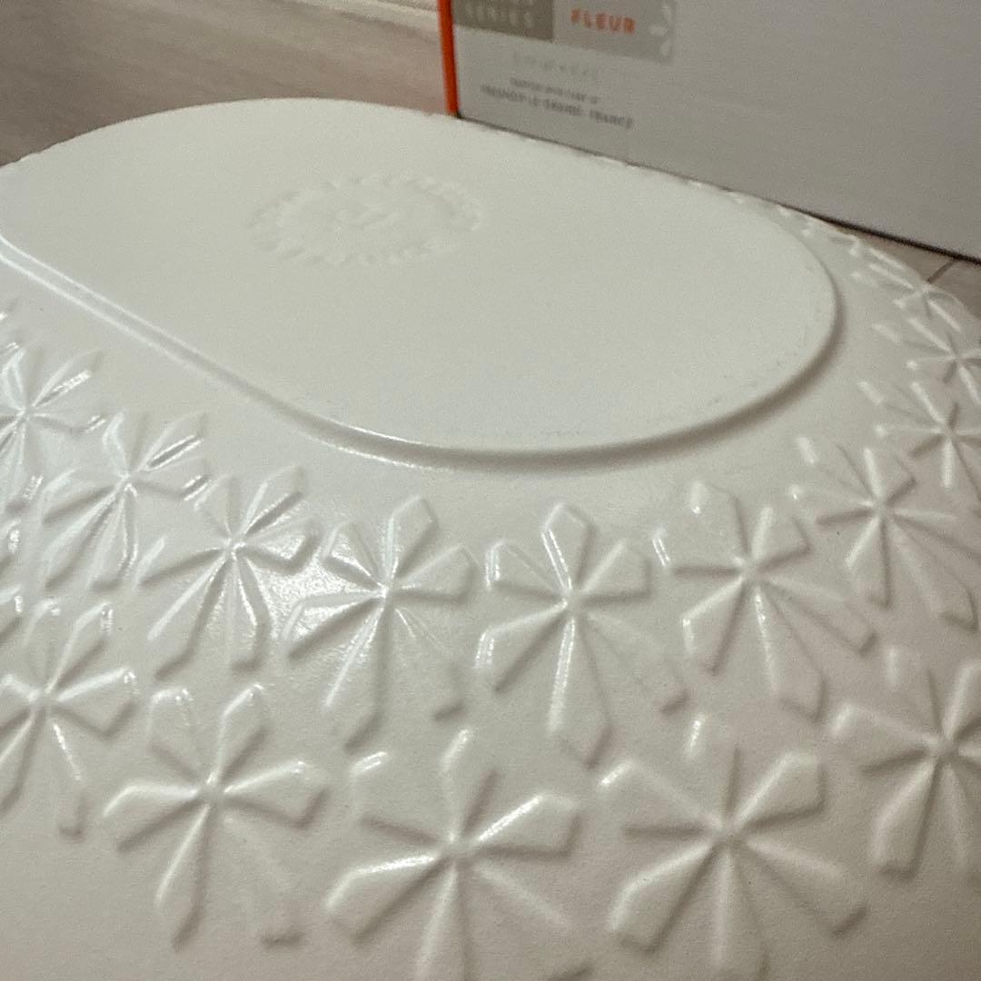 ルクルーゼ オブロング マルミット フラワーレリーフ コットン 31