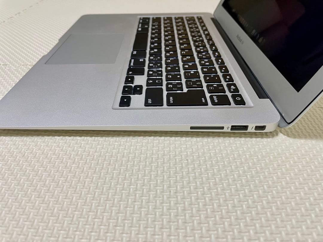 【中古】MacBook Air 13インチ（2017年モデル）充電器付き