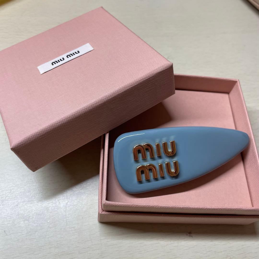 miu miu ロゴ入りヘアピン 水色