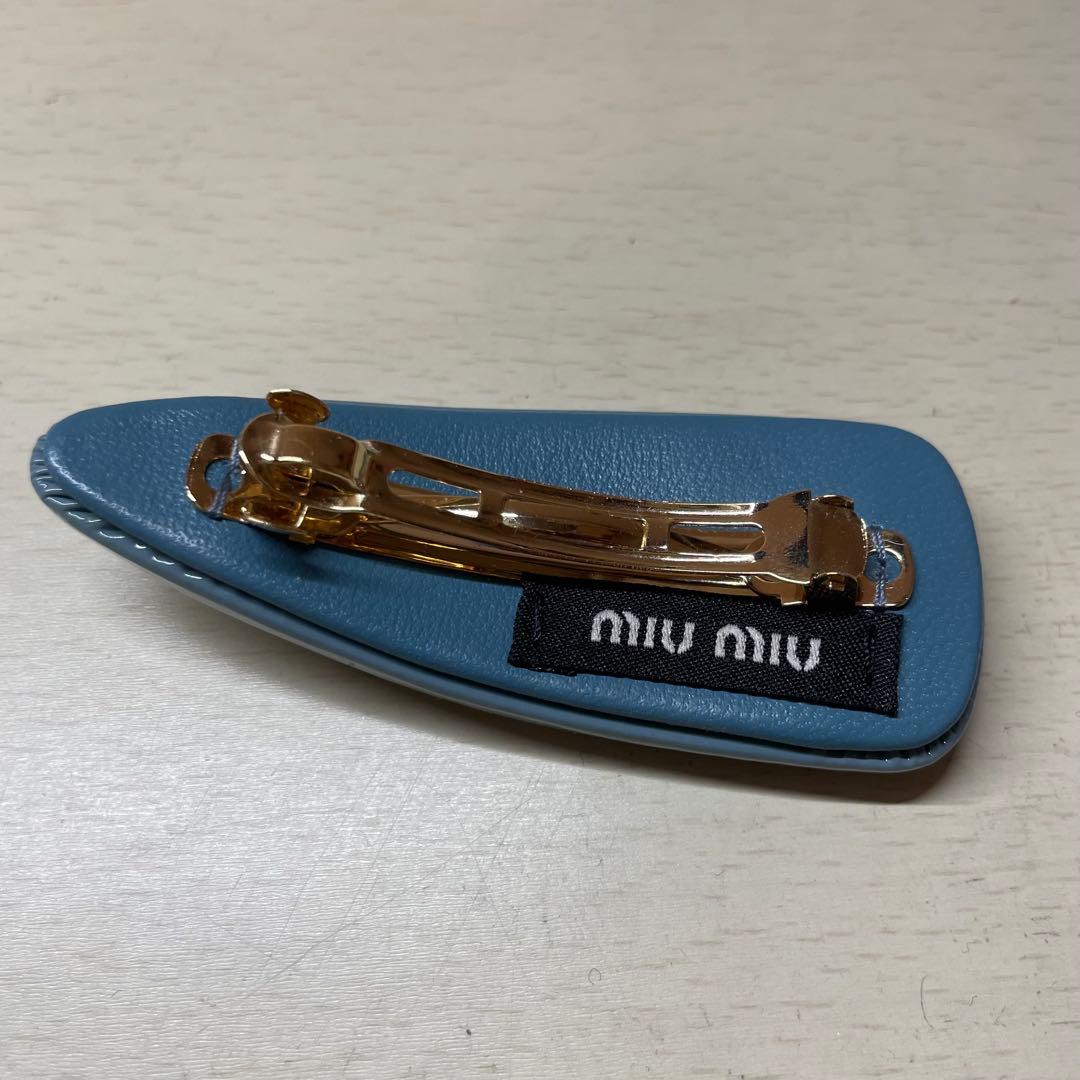 miu miu ロゴ入りヘアピン 水色