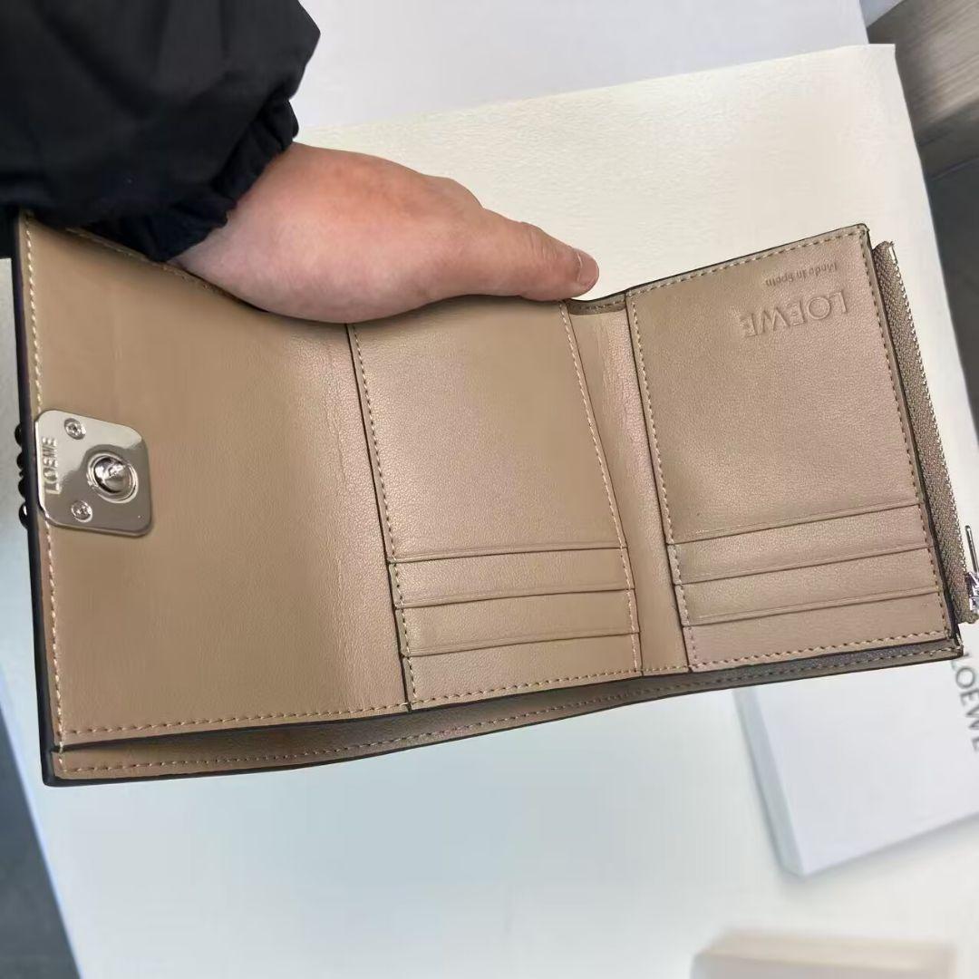 さき LOEWE 三つ折り財布 グレー