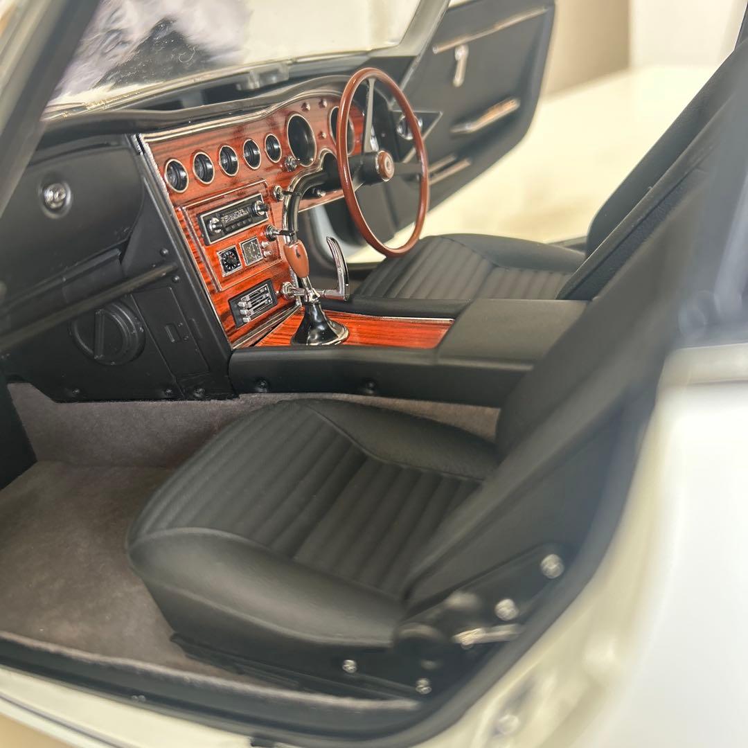 貴重なトヨタ 2000GT 1/8スケール完成版 コレクション価値のあるモデル