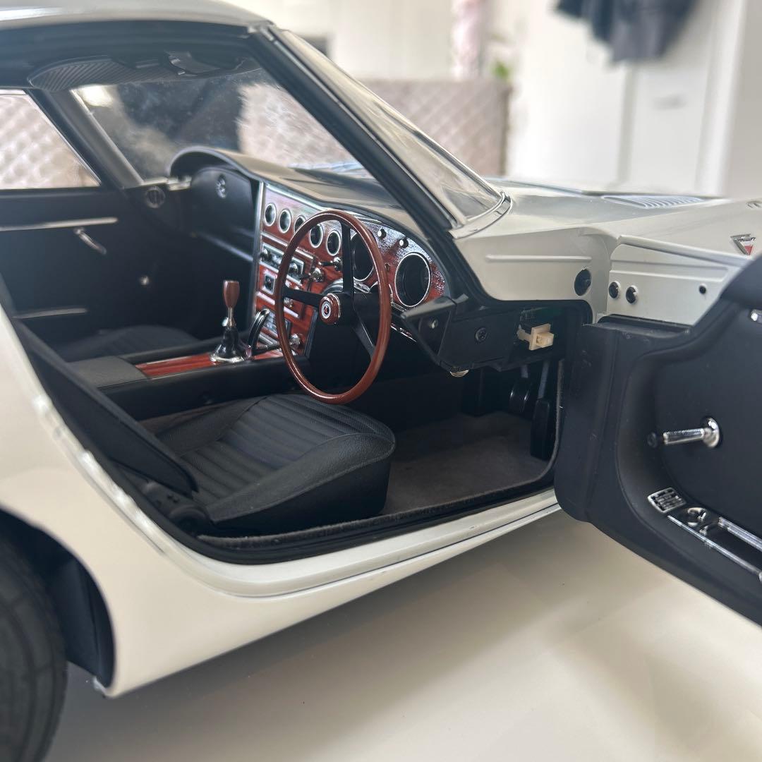 貴重なトヨタ 2000GT 1/8スケール完成版 コレクション価値のあるモデル