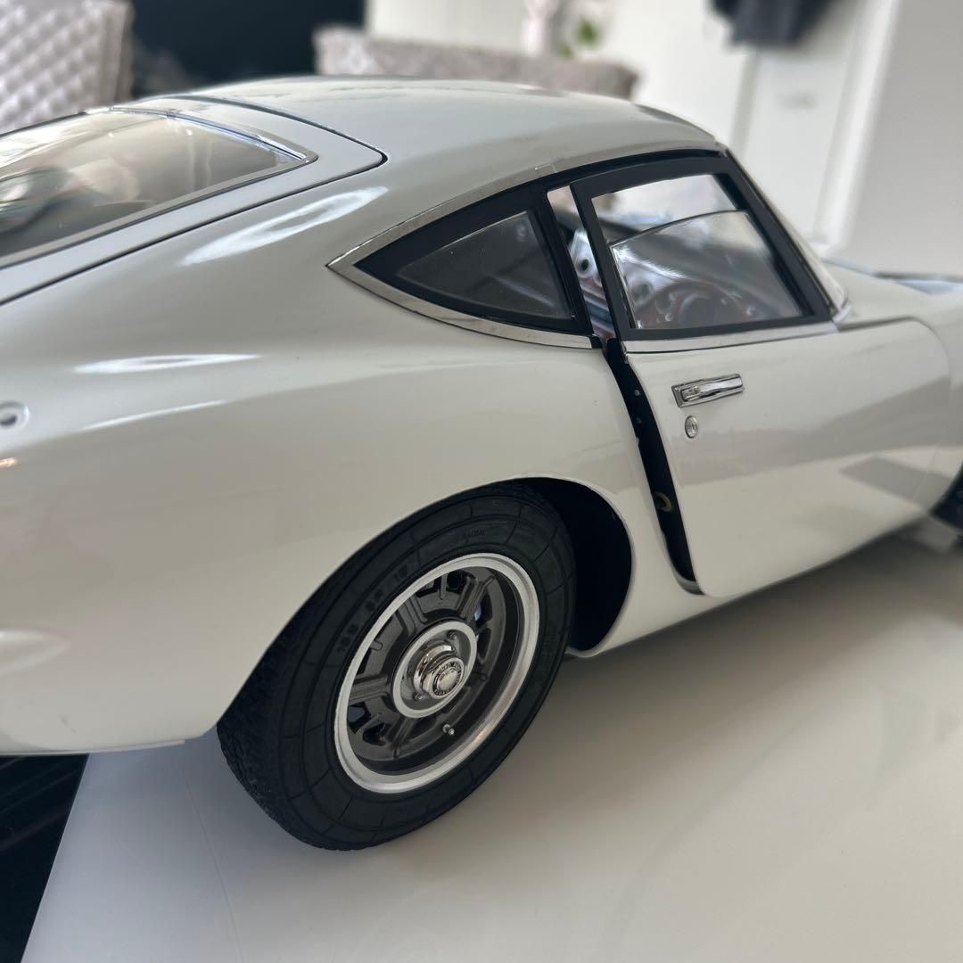 貴重なトヨタ 2000GT 1/8スケール完成版 コレクション価値のあるモデル