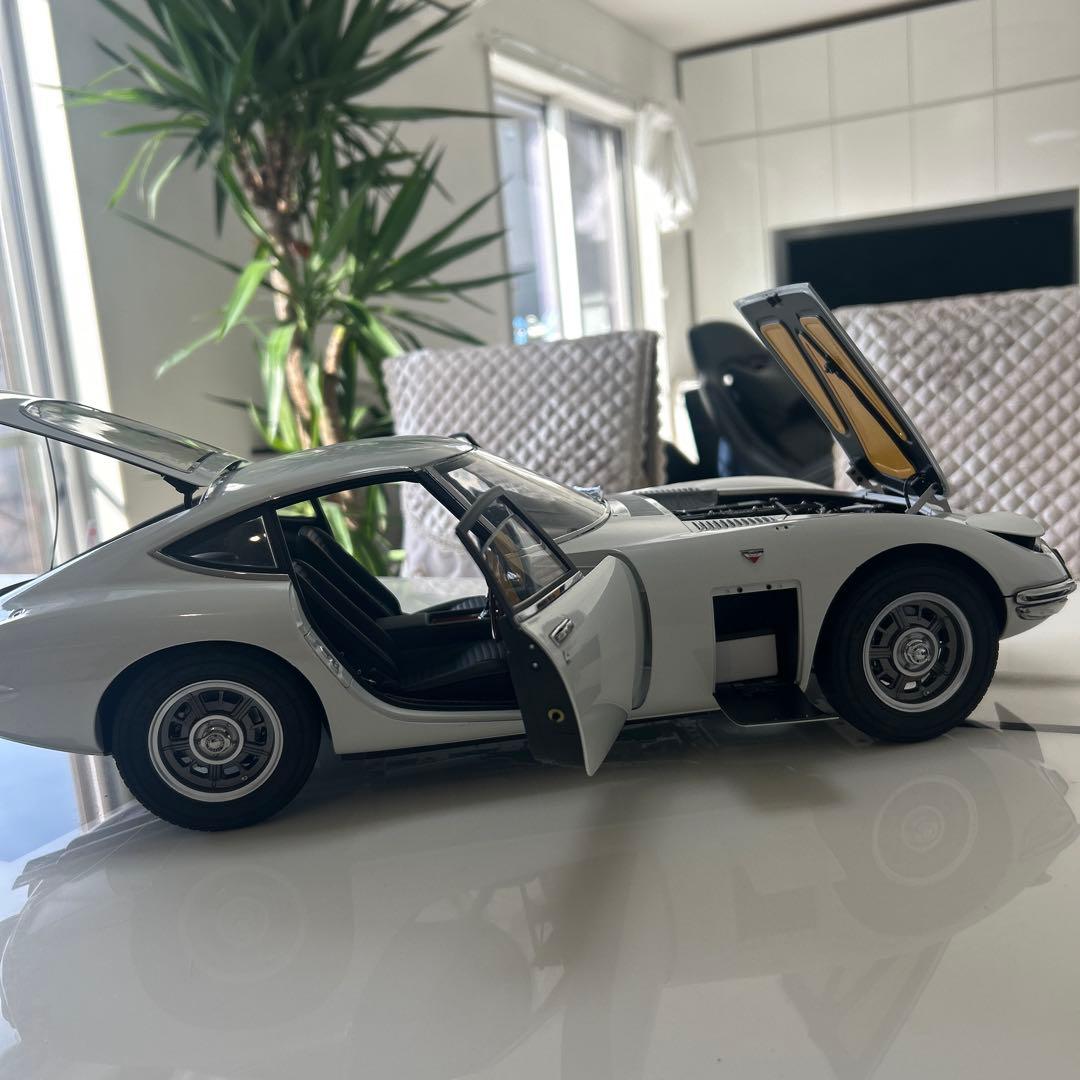 貴重なトヨタ 2000GT 1/8スケール完成版 コレクション価値のあるモデル
