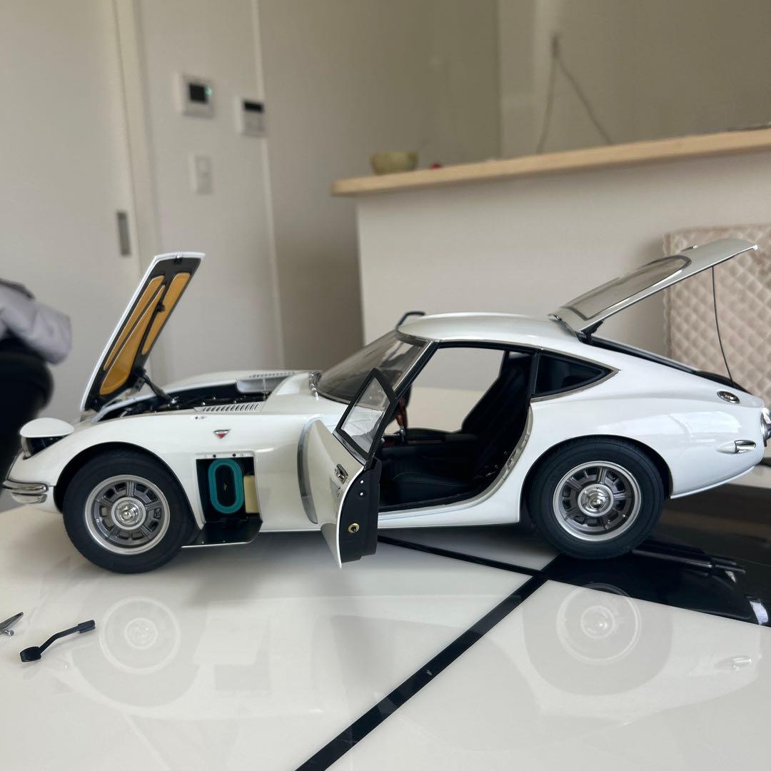 貴重なトヨタ 2000GT 1/8スケール完成版 コレクション価値のあるモデル