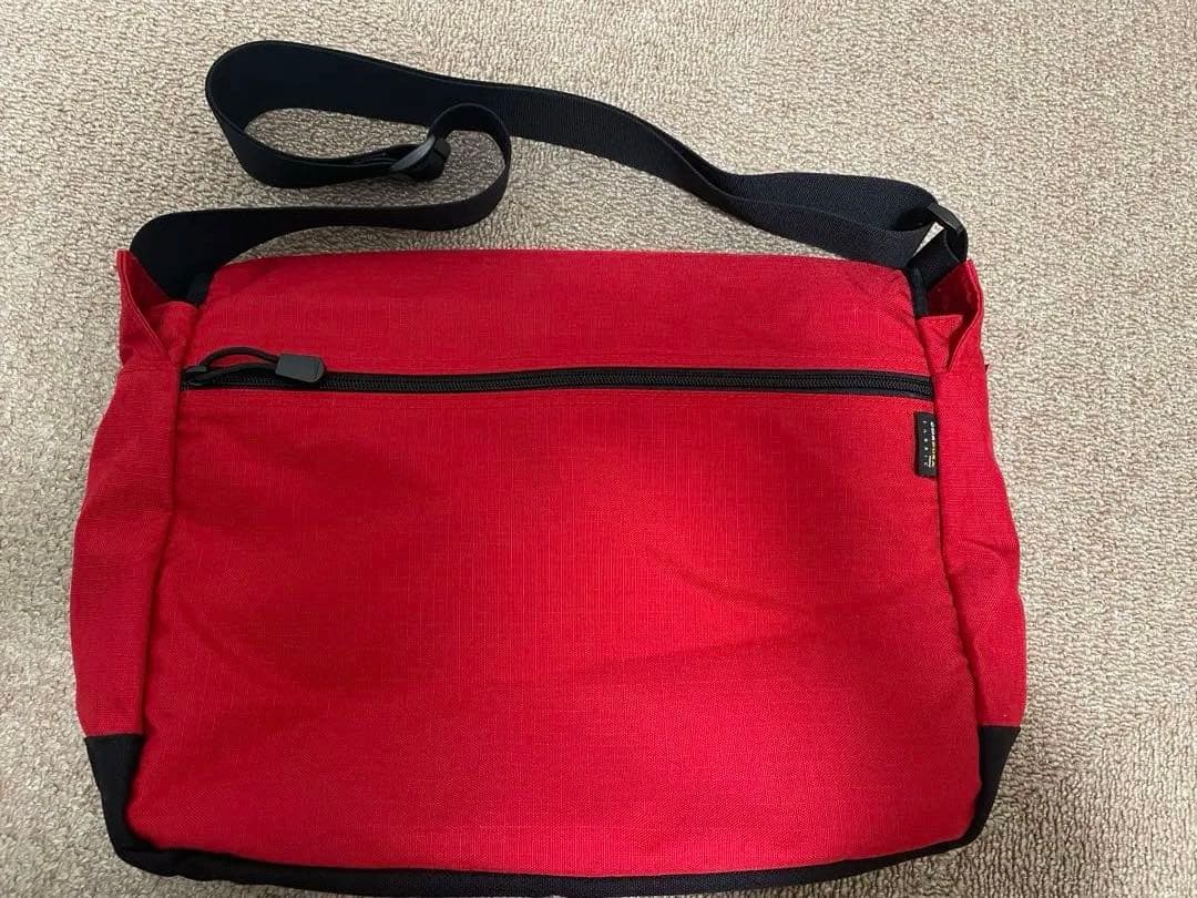 希少　メッセンジャーバッグ　赤　ボックスロゴ