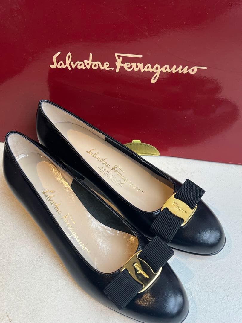 【新品未使用】サルヴァトーレ フェラガモ パンプス ローヒール バラ　リボン