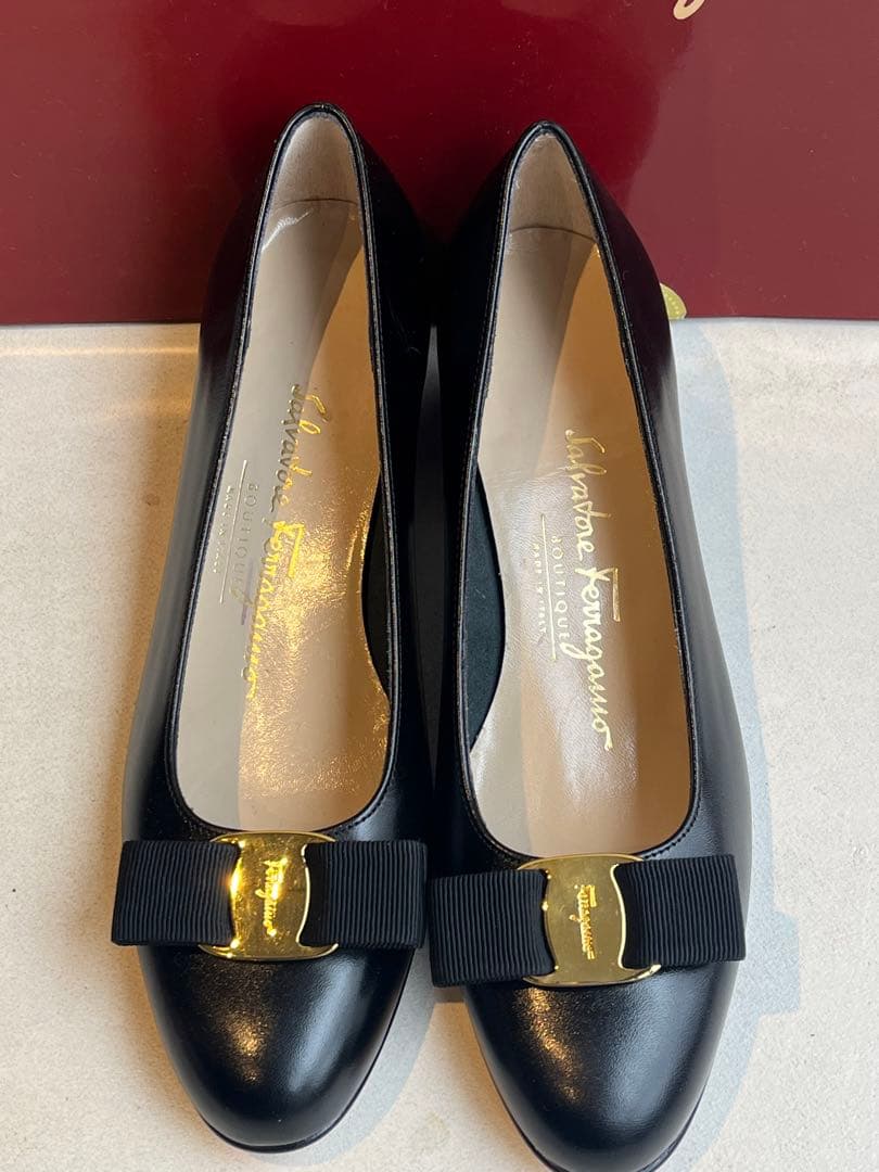 【新品未使用】サルヴァトーレ フェラガモ パンプス ローヒール バラ　リボン