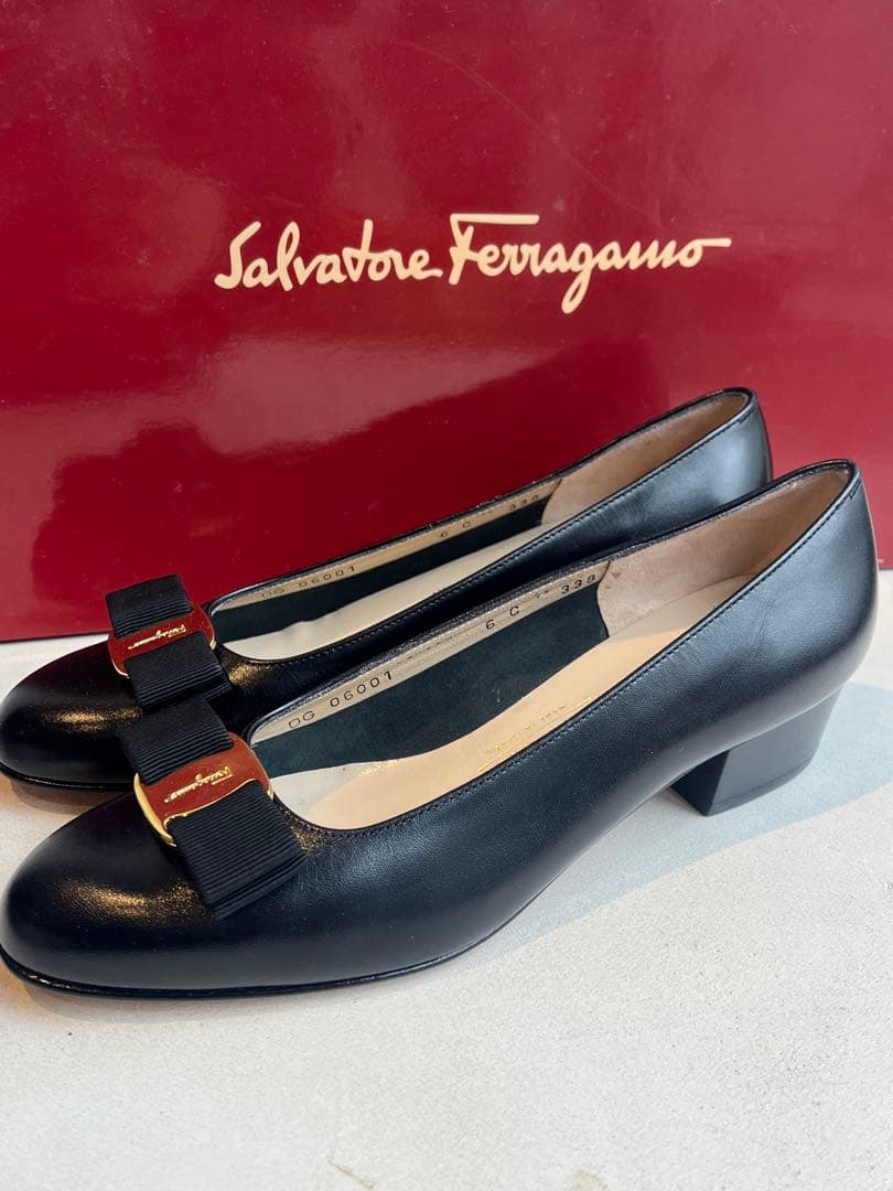 【新品未使用】サルヴァトーレ フェラガモ パンプス ローヒール バラ　リボン