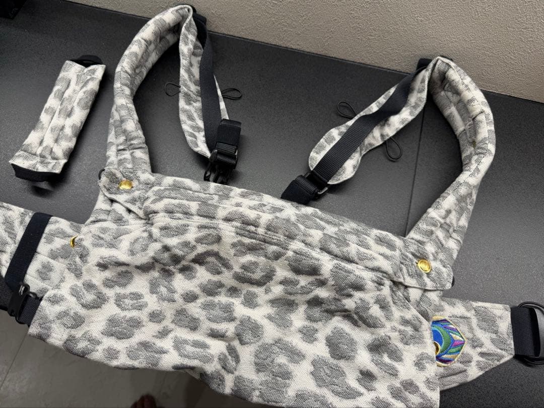 アーティポッペ　レオパード柄 抱っこ紐　ライトグレー