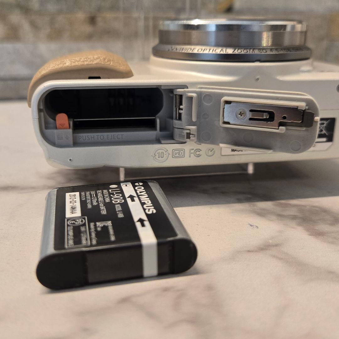 OLYMPUS　オリンパス　5-AXIS SH–60　デジカメ　白