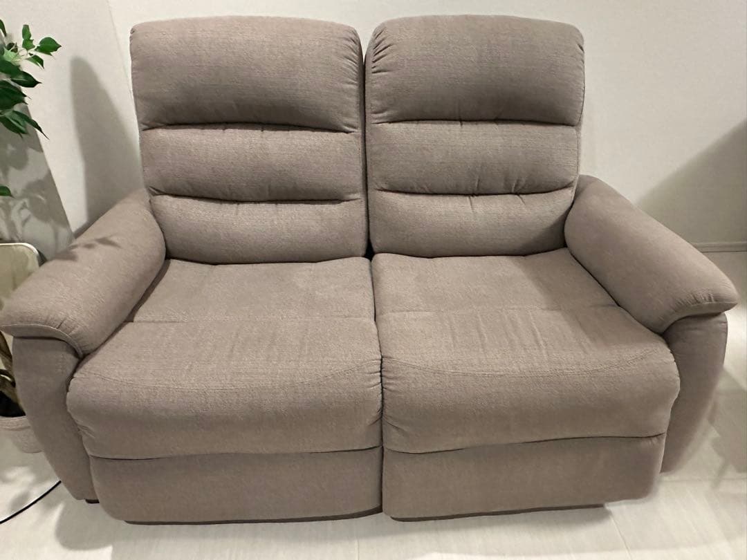 リクライニング機能付きグレーソファ