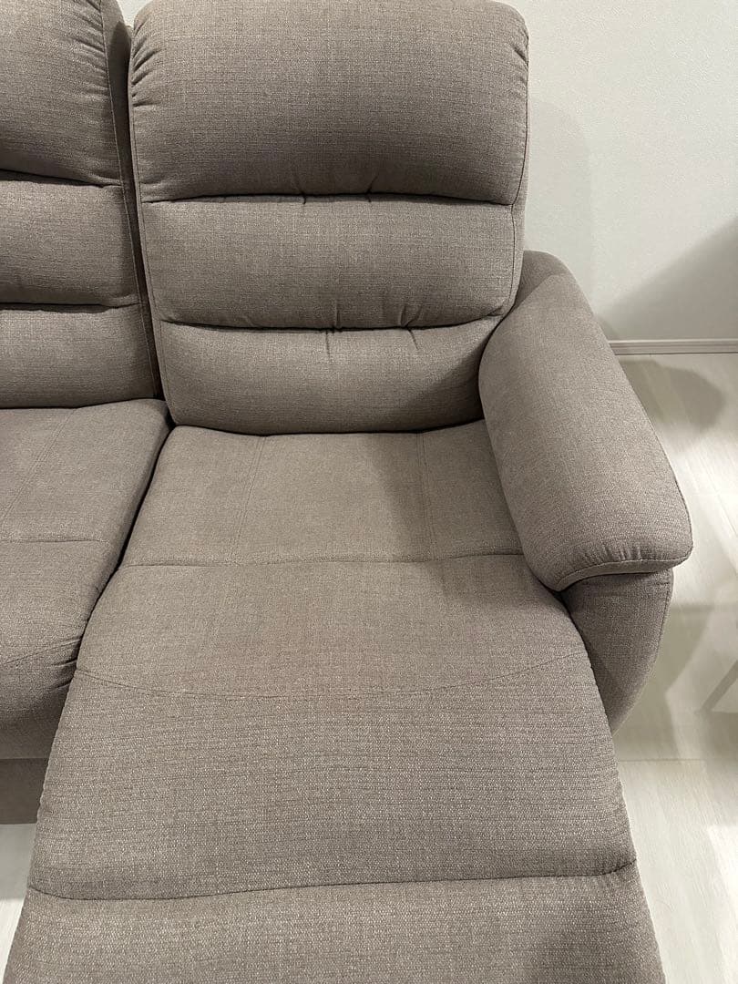 リクライニング機能付きグレーソファ