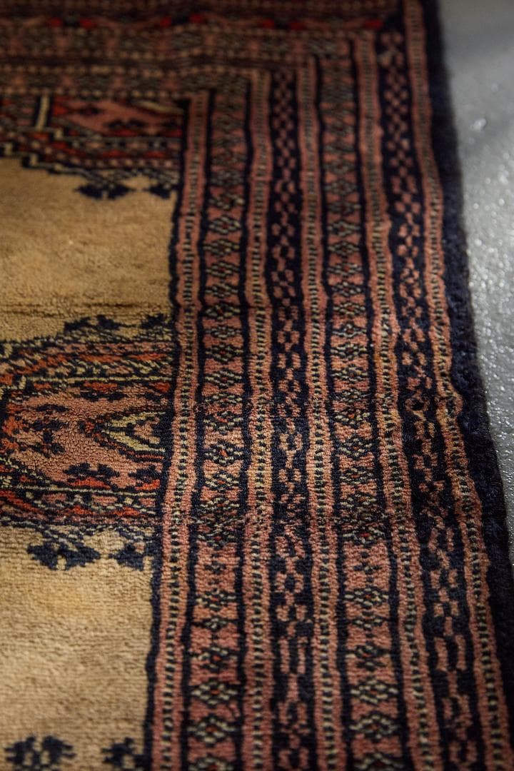 ヴィンテージラグ　トライバルラグ　パキスタン産（92×62cm）ベージュ　紺　茶