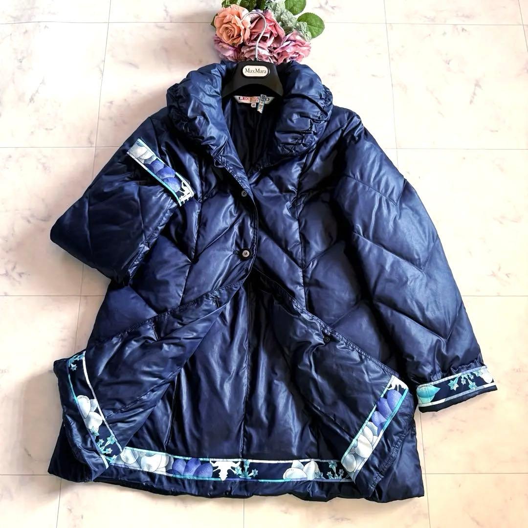 美品★レオナール リアルダウンコート 女優襟 花柄 トリム 紺 軽量 身幅50