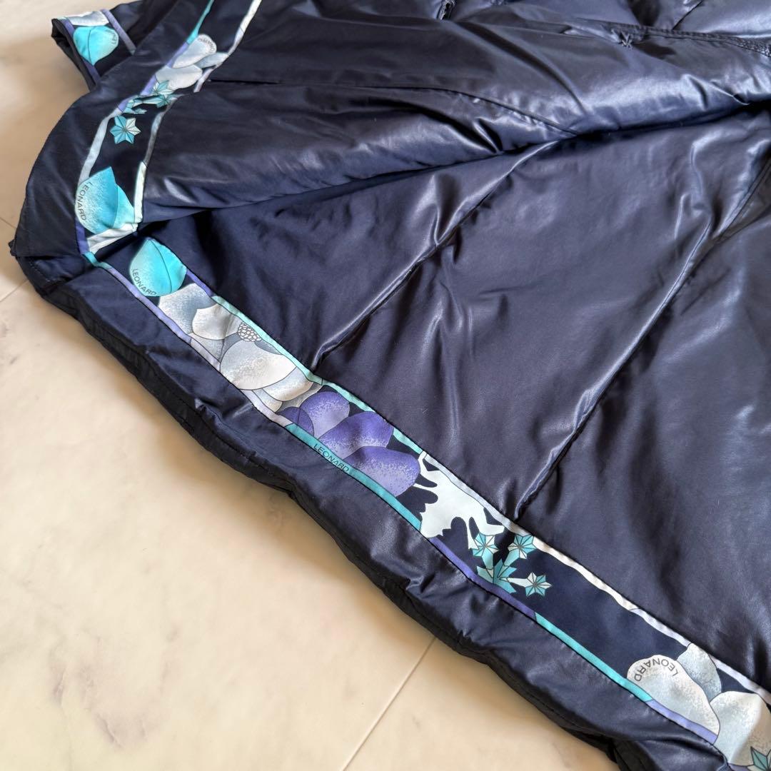 美品★レオナール リアルダウンコート 女優襟 花柄 トリム 紺 軽量 身幅50