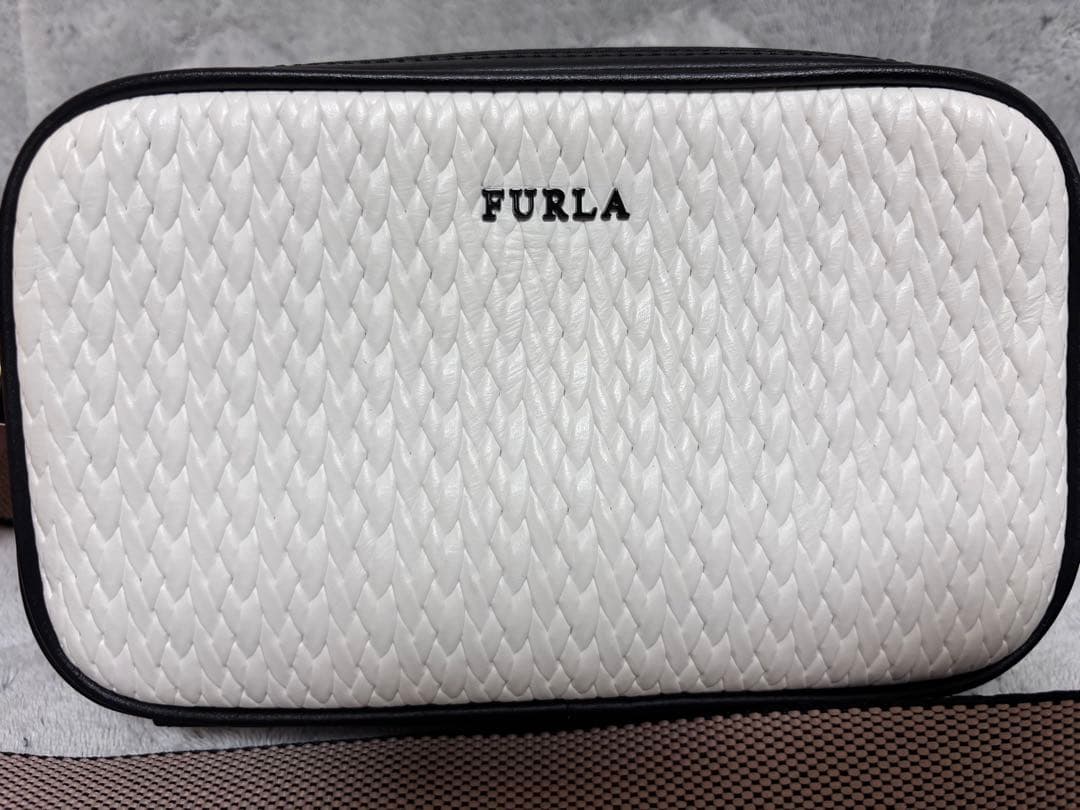 FURLA ショルダーバッグ　ホワイト　クロスボディーポーチ　キルティング